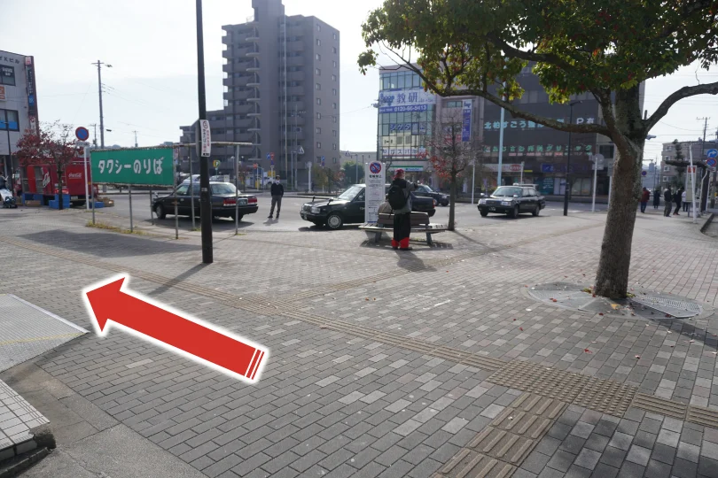 2.階段(エレベーター)を降りたら左側