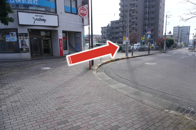 3. タクシーロータリーに沿って右側