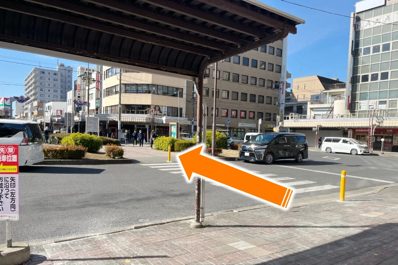 階段を降りたらロータリーを直進